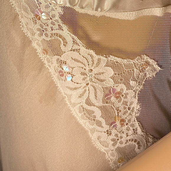 ❤️ VS Gorgeous White Slip/Lingerie - Picture 3 of 8